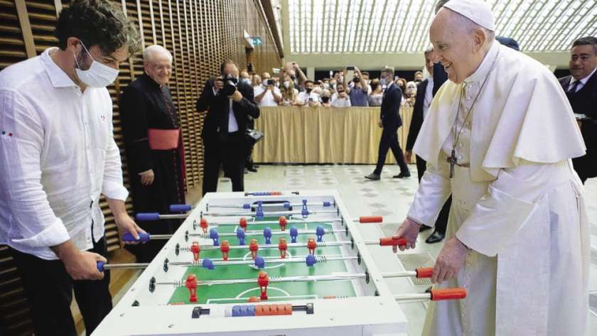 البابا فرنسيس خلال مشاركته اللعب مع أحد محبيه