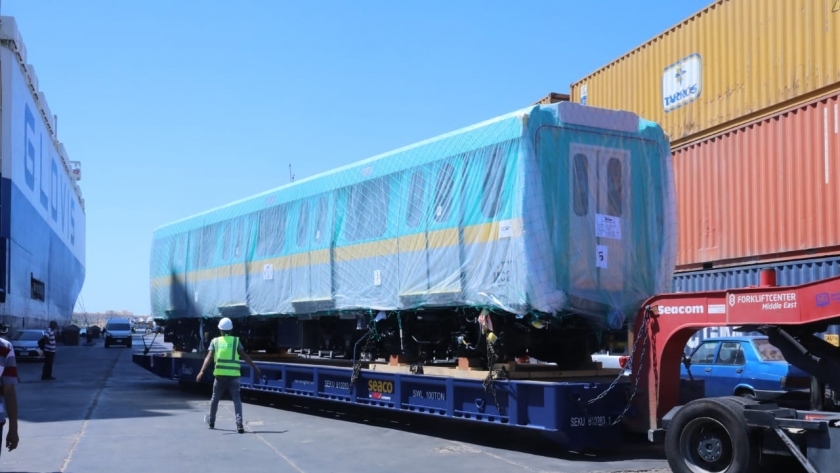 وصول أول قطار جديد ضمن صفقة تصنيع وتوريد 32 قطارا مكيفا بالخط الثالث