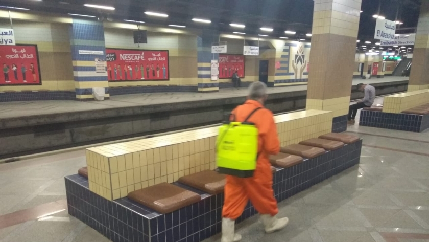أستمرار أعمال التعقيم والتطهير بمحطات مترو الأنفاق لمواجهة كورونا