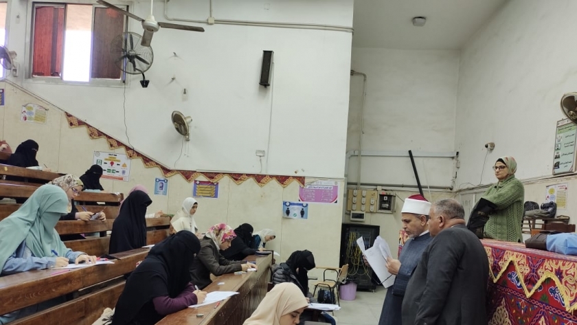 رئيس جامعة الأزهر يتفقد امتحانات كلية الدراسات الإسلامية بنات