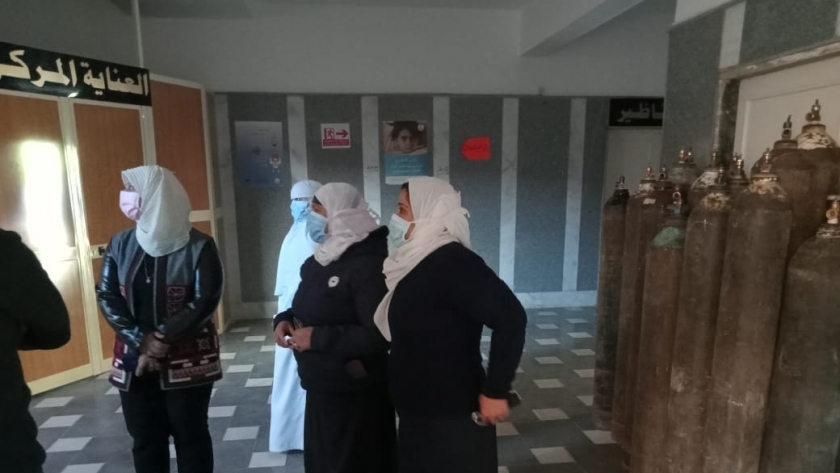 نائب محافظ مطروح خلال زيارتها مستشفى الحميات