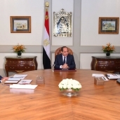 الرئيس عبدالفتاح السيسى خلال اجتماعه برئيس الوزراء ووزير المالية «صورة أرشيفية»