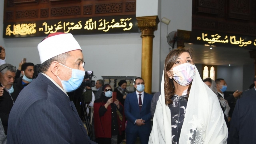 السفيرة نبيلة مكرم وزيرة الهجرة اثناء افتتاح احد المساجد في دمياط