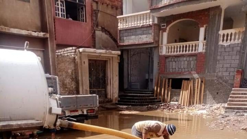 استمرار شفط مياه الأمطار وإزالة تداعيات الطقس السيئ من شوارع بني سويف