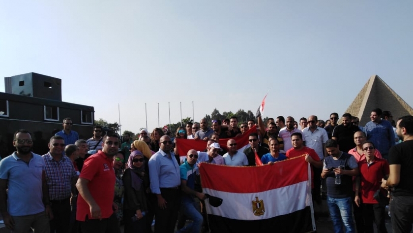 تجمع الآلاف من المواطنين بمحيط النصب التذكاري بمدينة نصر