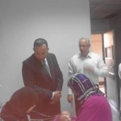 طفلة الإهمال الطبي تجري عملية بتر اليد ورئيس جامعة المنوفية يزورها للإطمئنان على حالتها الصحية