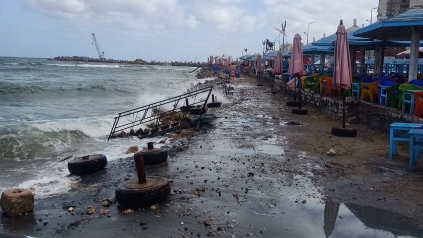 تلفيات بسبب ارتفاع الأمواج على شواطئ الإسكندرية