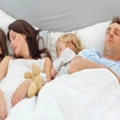 نوم الاطفال مع والديهم يمنعهم من الاستقلالية