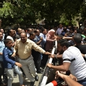 العشرات من الرافضين لتصعيد نقابة الصحفيين ضد «الداخلية» أثناء مظاهراتهم