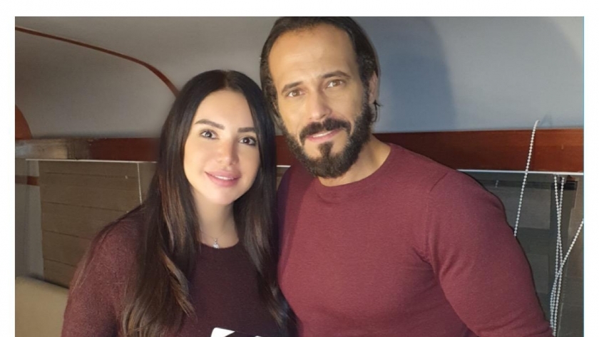 يوسف الشريف وزوجته الكاتبة إنجي علاء