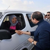 الرئيس السيسي يصافح سائقة ميكروباص أثناء جولته بالعاصمة الإدارية الجديدة