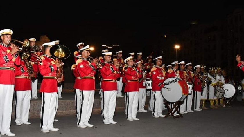 الموسيقات العسكرية تقدم عروضا في الميادين الرئيسية احتفالا بذكرى النصر