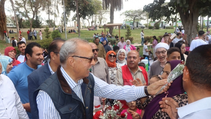 محافظ القليوبية يوزع الورود على المواطنين