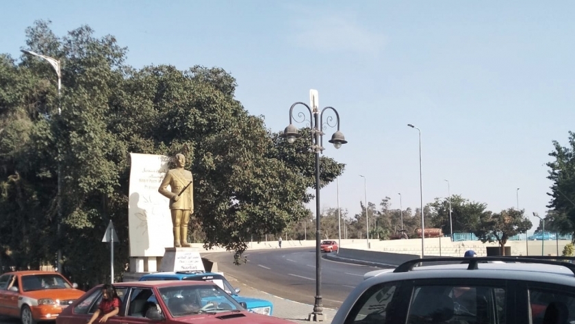 تمثال السادات يطل بظهره للمواطنين بعد التعديلات المرورية