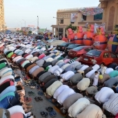 مئات المصلين أثناء تأدية صلاة العيد