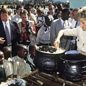 «أميرة ويلز» أثناء زيارتها إلى أفريقيا لمكافحة المجاعة