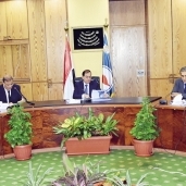 وزير البترول خلال اجتماعه بفريق تحسين أنشطة الإنتاج أمس