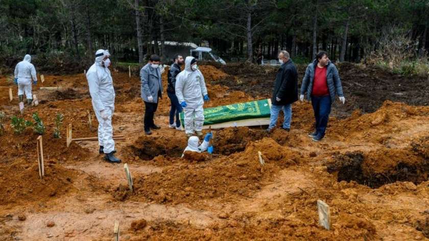 جانب من عمليات دفن موتي فيرس كورونا بتركيا