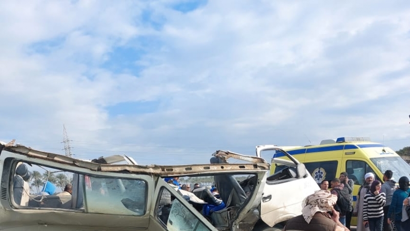 حادث تصادم ميكروباص مع سيارة ملاكي على طريق أسيوط الغربي