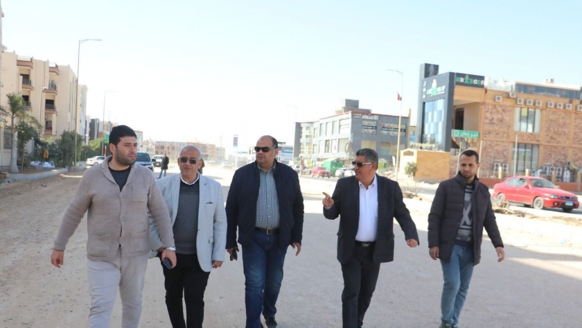 قيادات الإسكان يتفقدون مشروعات المرافق بمدينة السادات