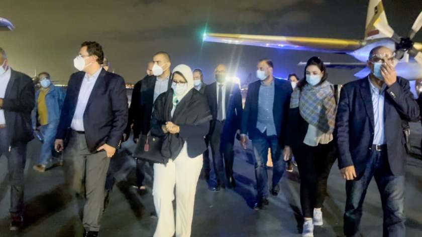 وزيرة الصحة تصل القاهرة برفقة 3 من مصابي «قطاري سوهاج» لتلقي العلاج بمعهد ناصر (صور)