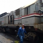 عمال النظافة أثناء تعقيم القطارات إستعدادا للعيد
