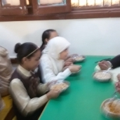 سكرتير مساعد أسيوط يتفقد مدرستين بصدفا ويتناول وجبه غذائية مع الطلاب