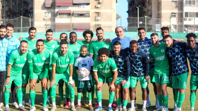 فريق المصري مع محارب السرطان