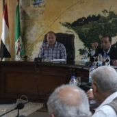 صورة اللواء عصام سعد، محافظ الفيوم، في اجتماع مسئولي ملف تقنين أراض أملاك الدولة