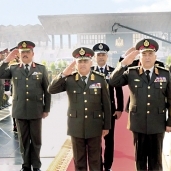 وزير الدفاع وقيادات القوات المسلحة خلال زيارة النصب التذكارى