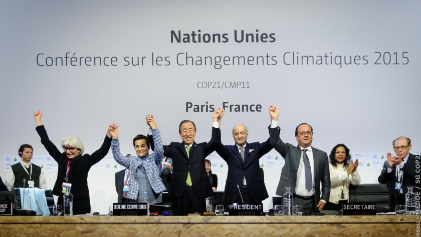 قادةوفود مؤتمر الأطراف في فرنسا يحتفلون بإقرار اتفاق باريس
