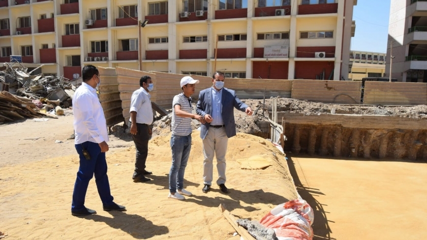 رئيس جامعة سوهاج يتابع أعمال الإنشاءات بمستشفى الطوارئ والجراحات الجديد 