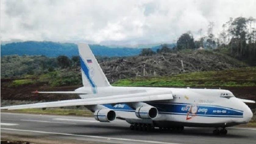طائرة بمطار كومو ببابوا غينيا الجديدة