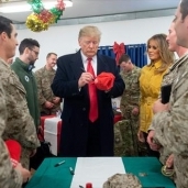ترامب وقرينته مع الجنود الأمريكيين في العراق