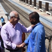 محافظ أسوان يتفقد محطات السكة الحديد لمتابعة جاهزيتها خلال العيد