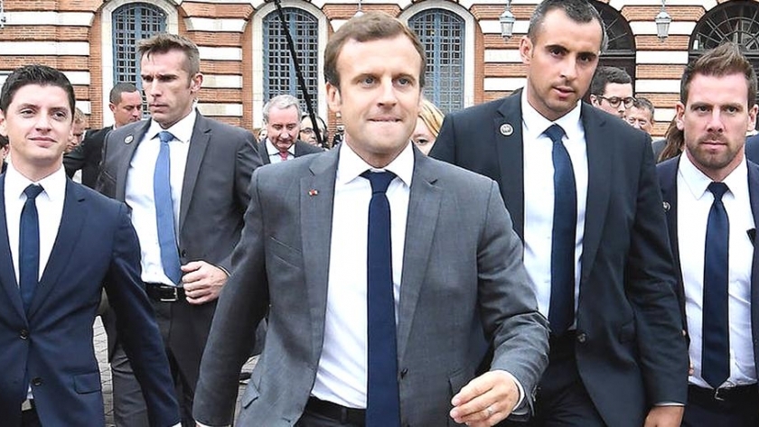 الرئيس الفرنسي وسط الحرس الشخصي