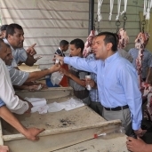 بالصور| محافظ أسيوط يفتتح شادرا لبيع اللحوم بـ55 جنيها بمناسبة العيد
