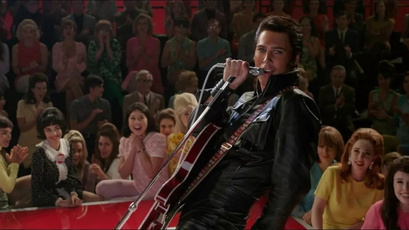 أوستن باتلر في مشهد من فيلم «Elvis»