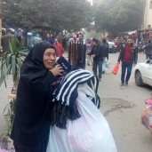 «صباح» بائعة كوفيات أمام محطة مصر