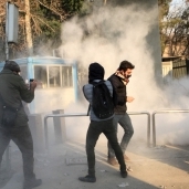 طلاب إيرانيون يواصلون التظاهر تحت قنابل الغاز