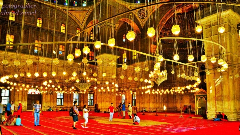 سياح داخل مسجد محمد على بالقلعة