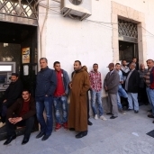 أهالي مدينة طرابلس أمام أحد المصارف