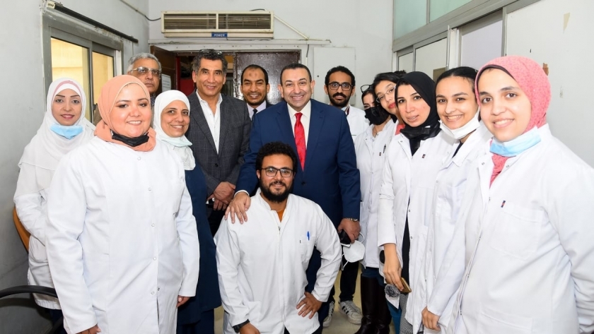 أطباء مصر بالخارج يشاركون في «حياة كريمة».. بدأوا بمرضى «أحمد ماهر»
