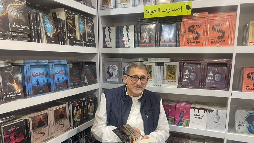 الكاتب محمد يوسف الغرباوي داخل معرض القاهرة الدولي للكتاب