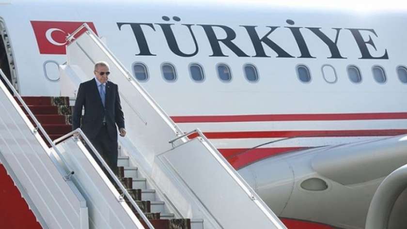 أردوغان ينزل من طائرة الرئاسة