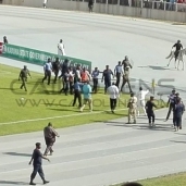 مشجع يقتحم ملعب مباراة مصر ونيجيريا