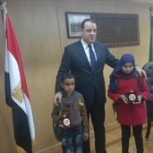 المستشار وائل مكرم، محافظ الفيوم، مع أبناء الشهيد في مكتبه