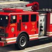سيارة اطفاء تحاول السيطرة علي حريق