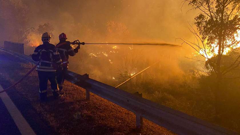 رجال الإطفاء يحاولون إخماد حرائق الغابات في فرنسا