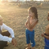 السفير الأسترالى على أحد شواطئ مرسى علم